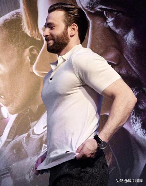 克里斯·埃文斯还曾穿上阿伯专属的白色polo衫出席,但没想到他的身材