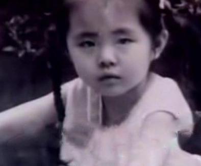 王祖贤童年萌照火成表情包,没想到女神小时候这么胖