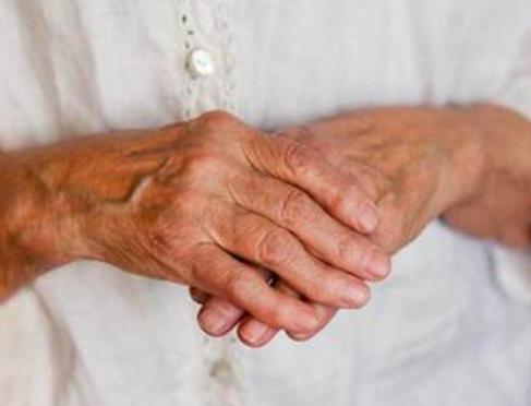 百家健康    手指关节疼痛,肿胀,关节内有骨性增长物(骨刺).