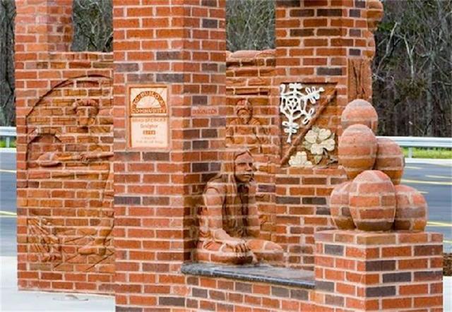 意想不到的红砖雕塑