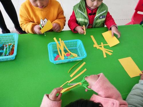 黄河口建林社区幼儿园中班手工制作《小菊花》