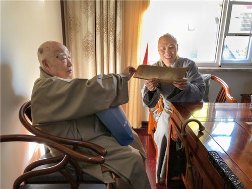 传印长老亲切接见庐山东林寺班首执事