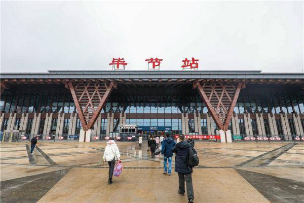 12月17日,旅客在毕节高铁站入站口进站.