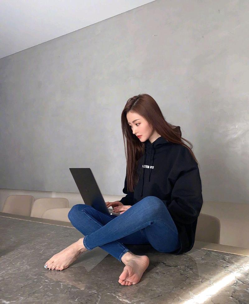 张天爱晒近照脚部特写看不出受伤痕迹网友吐槽脚太大