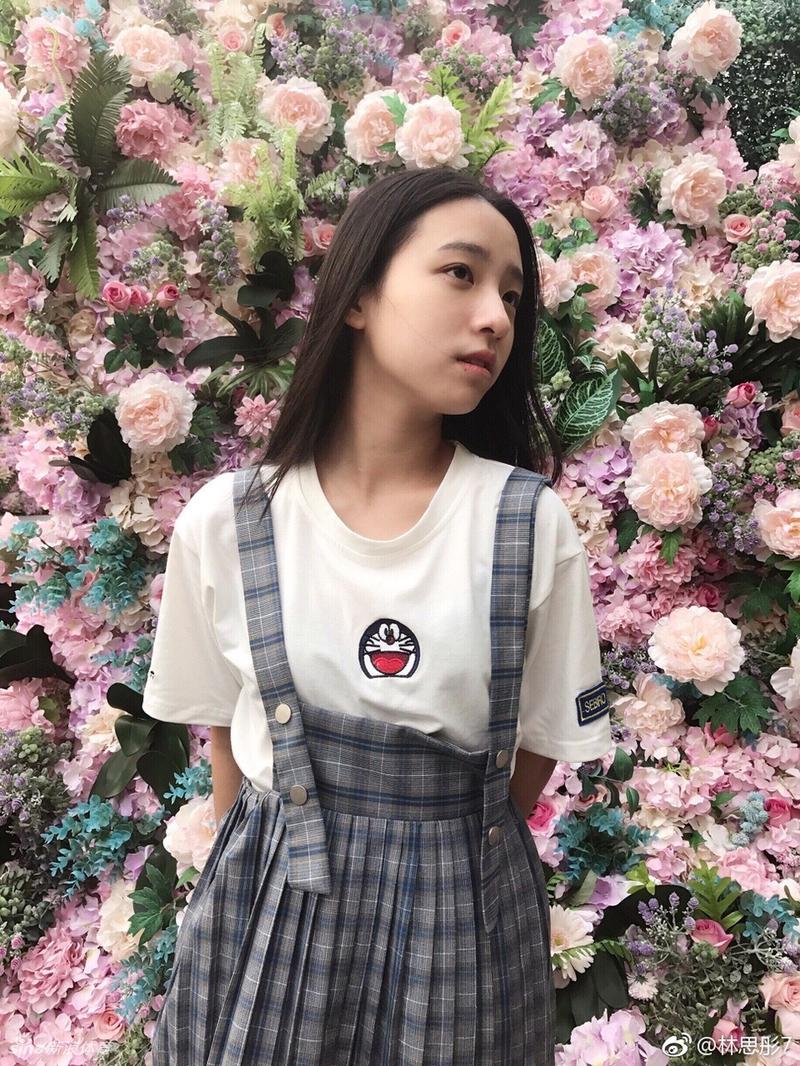 林思彤7 是一位非常喜欢篮球的小姐姐,她最爱的就是勇士队的库里.