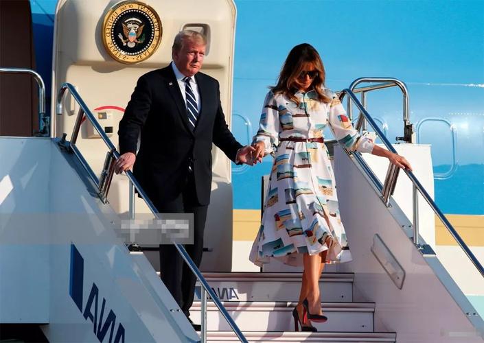 梅拉尼娅这次访问日本,她早已做好了时尚外表的准备,从乘坐飞机到达