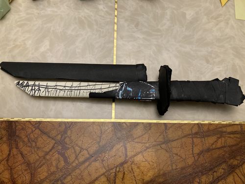 做工精美带刀鞘并且刀刃可伸缩变短变长的魔刀千刃