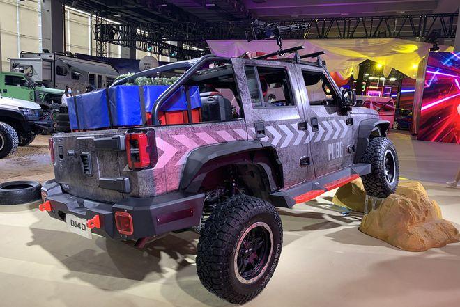 北京越野bj40采用了绿色车身,整个车身结构进行了重新设计,双门皮卡