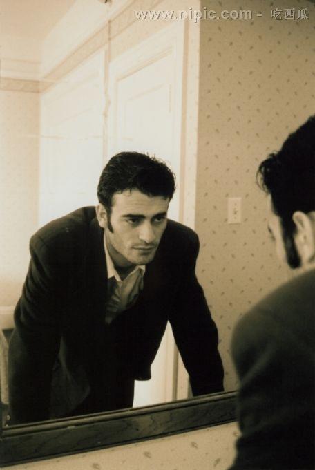 男人照镜子