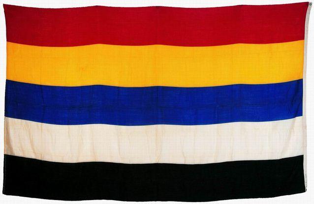 政府时期的五色旗,即采用红黄蓝白黑五正色代表满汉蒙回藏五族共和