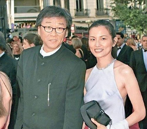与蔡琴的任劳任怨不同,从小在美国长大的彭铠立外形靓丽,精明能干
