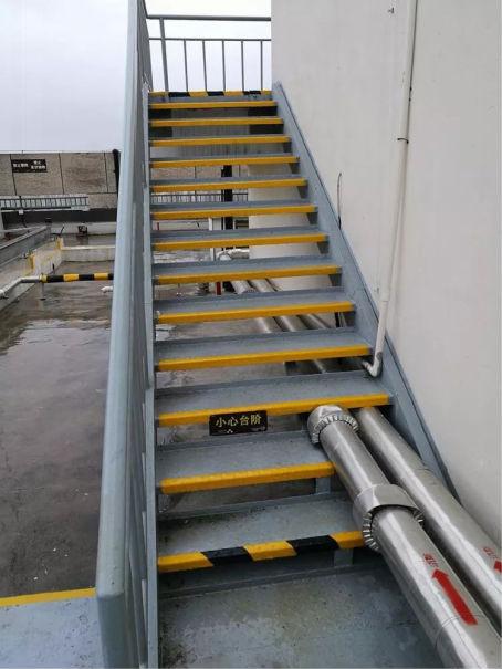 4. 楼梯翻新,黄线警示