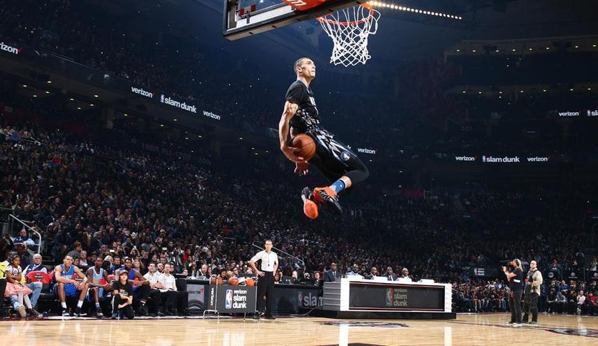 弹跳与力量的美感结合!乔丹扣篮也是顶级,但比不过扣篮之神