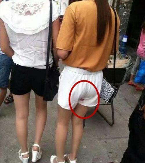 搞笑内涵图吃个饭的时间就把美女的衣服脱光了