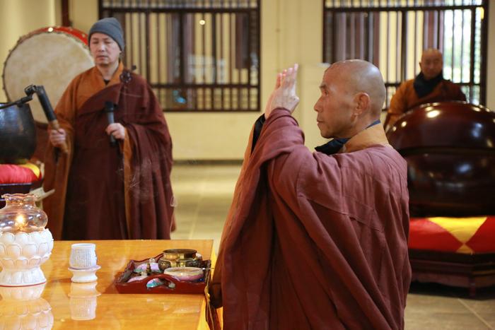 监香亲忠法师为大众作经行相关开示冬日里的阿弥陀佛圣像