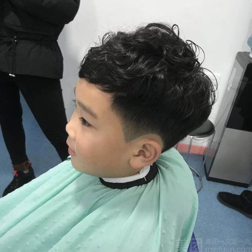 天天向上专业儿童发型设计