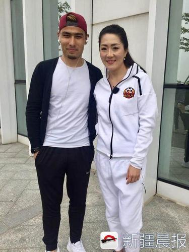 吐拉江和连前女足一姐蒲玮合影.