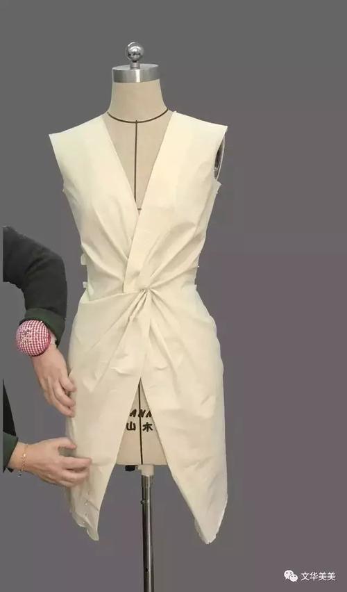 两种褶裥交叉扭结结构连衣裙立体裁剪步骤教程