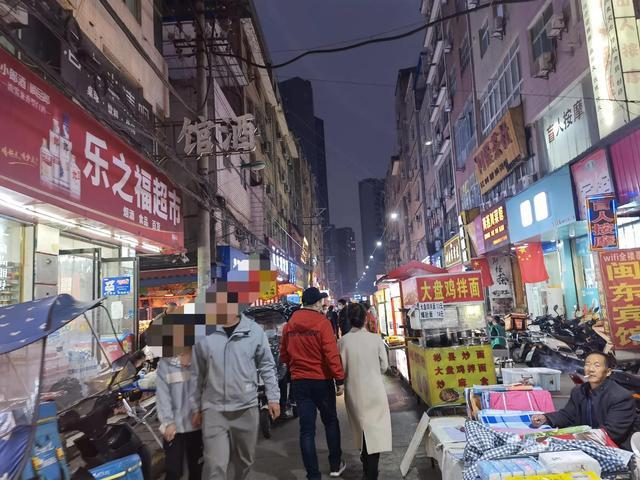 疫情下西安沙井村的夜晚摊贩依旧红火烟火如从前路人川流不息