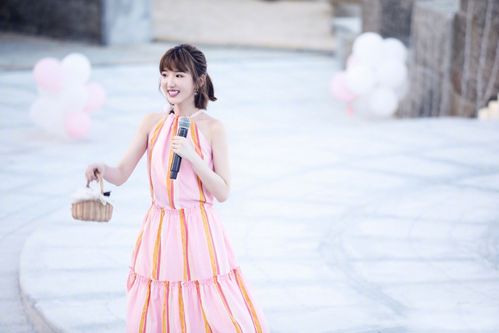 毛晓彤晒《三十而已》剧照,穿条纹衬衫配黑西装,妥妥的白领丽人