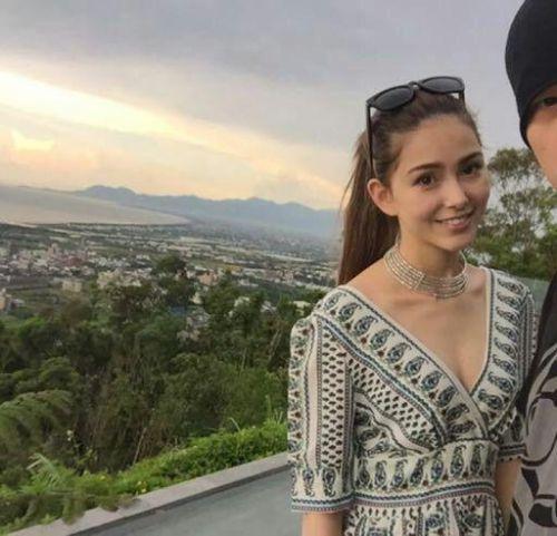 被周杰伦蠢哭 与昆凌合照只露一只眼游离画框外