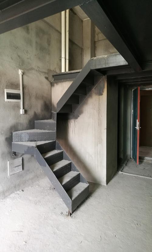 未改造前的槽钢楼梯原样,占用空间比较大