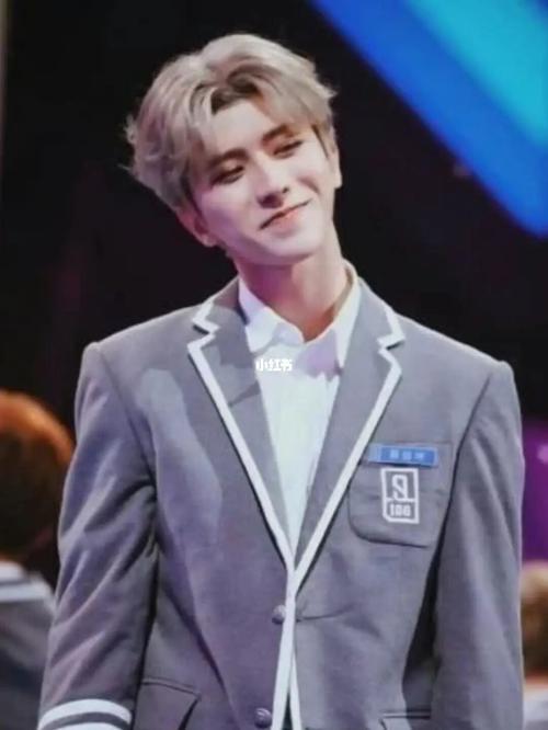 奶坤在偶练的舞台造型_蔡徐坤_向全世界安利蔡徐坤_娱乐_明星娱乐资讯