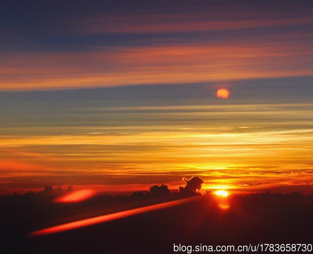 我去印尼巴厘岛旅游途经吉隆坡,清晨在万米高空的飞机上拍下了日出