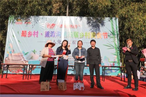 景区副总经理杨建兵为获奖人员颁奖