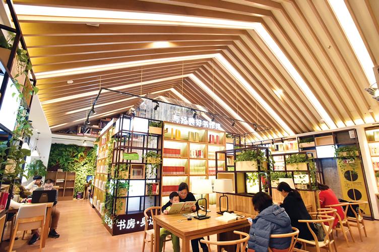 市民在城市书房内静静阅读.