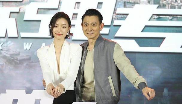 58岁刘德华越来越帅!和小26岁倪妮绝配合体,倪妮却差点走光