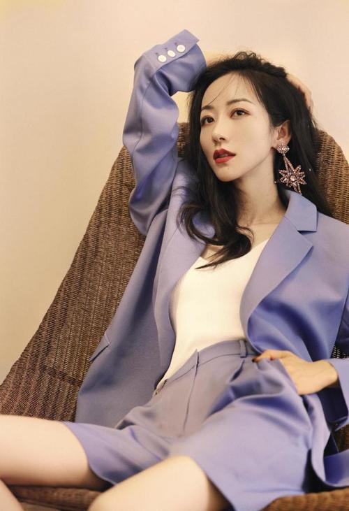 韩雪的气质真是一等一的好,这些穿搭都是可以在实际生活中运用的,对穿