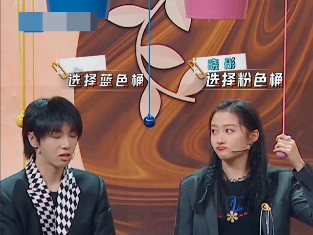 关晓彤脱鞋比身高,当她跟1米73华晨宇同框,谁说谎显而