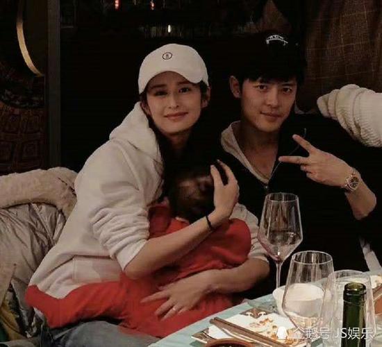 颖儿付辛博庆女儿满1周岁,小月亮害羞躲妈妈怀里,一家人好幸福