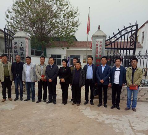 组织部长李俊峰在县委常委,组织部长蒋云兰的陪同下,到逻岗镇吾元村