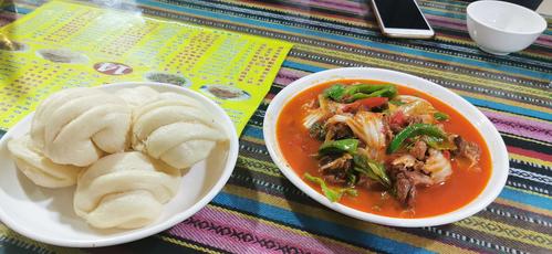 馍馍菜,老板说了半天没听懂,标价8块,但不知道是按人头收还是怎么.