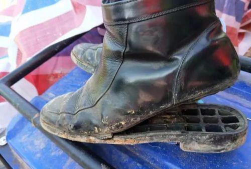 何雄伟穿过的鞋底脱胶的皮靴