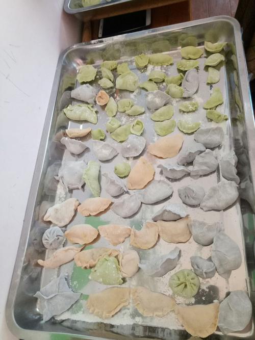 展示一下我们大朋友和小朋友们的劳动成果吧,五颜六色的饺子真漂亮呀