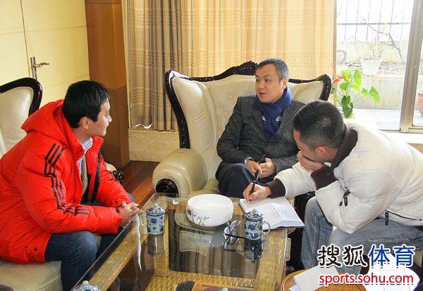 江西联盛足球投资人严永敏(中)接受记者采访