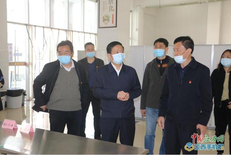 市委宣传部部长杨仕林陪同下,深入该市樟树中学,滨