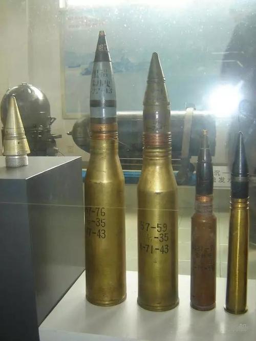 标注为57-76)和66式双57炮炮弹(右侧,标注为57-59)