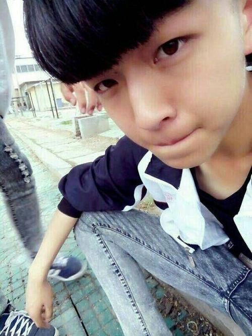 各位七八年级的帅哥们求自拍啊!「急求」私信发拜托拜托了=_=.