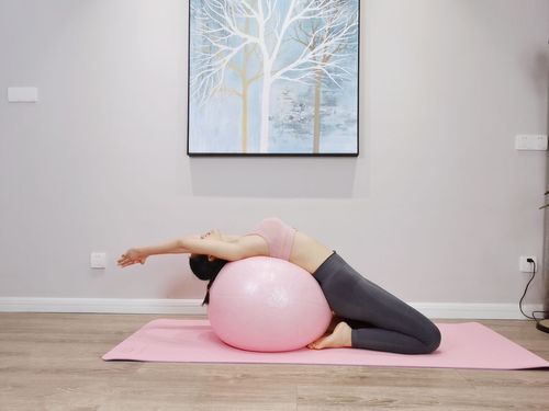 张天爱一身黑色紧身泳衣,挑战泳池瑜伽,好身材一览无余