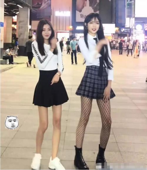 艾比与小姐姐热裤,同穿短裙却胜过真女生,这渔网袜"犯规"了!
