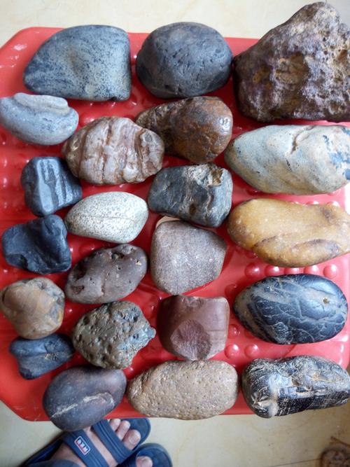 请问这图里有没有很好的价值石头,它是那个品种名称?谢谢!