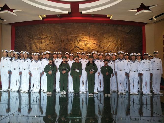 为驻葫芦岛海军官兵讲解.