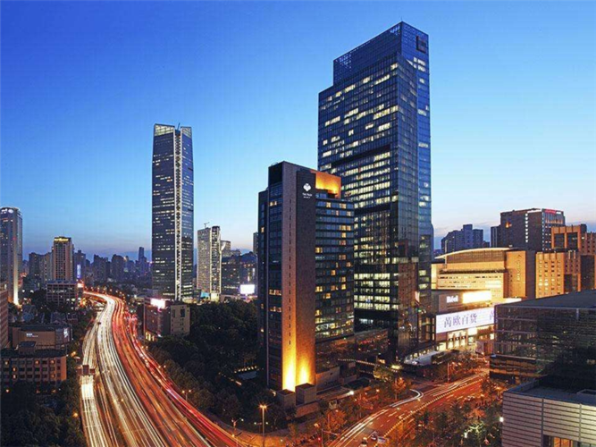 越洋国际广场占地约21000平方米,由一幢43层的甲级办公楼,下面5层约4