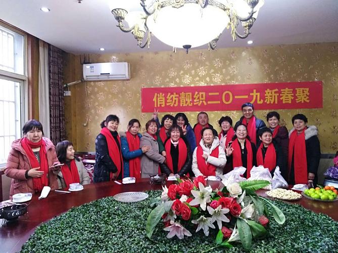 三十四名同学在聚会横幅上鉴名