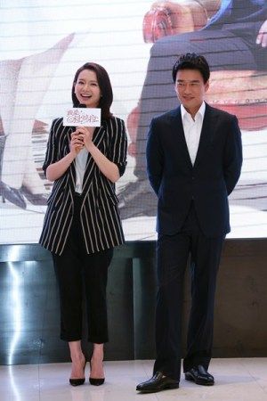 戚薇(左),王耀庆