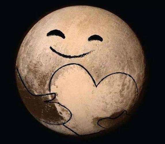 这是由于冥王星和卡戎质量非常接近,所以他们同时被彼此锁定.